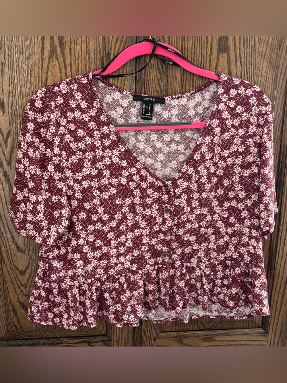 Ladies Forever 21 Burgundy and White Floral V-Neck Peplum Top. Sz M